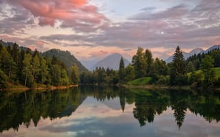 Картинка озеро, горное озеро, фактурное небо, ели, природа, чистая вода, розовые облака, хвойный лес, сумерки, трава, идиллия, гармония, зеленые холмы, покой, закат, 1920х1080, Аувальдзее, рассвет, густой лес, свежесть, пастельные тона, зеркальная гладь, река, нейросеть, предгорье, путешествия, сосны, 16:9, пейзаж, 4k, отражение в воде, HD, 2k, пруд, симметрия, берег, Альпы, горные вершины, рабочий стол, горы, деревья, мягкий свет, ИИ, туман, дымка, березы
