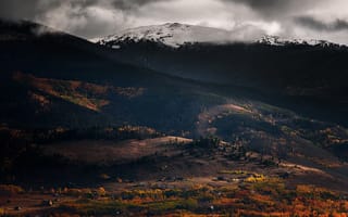 Картинка деревья, пейзаж, пейзажи, туман, горный хребет, дикая местность, темнота, погода, сумрак, природа, снег, закат, восход солнца, вечер, рассвет, географическая особенность, облако, холм, утро, озеро, ночь, атмосферное явление, геологическое явление, аэрофотосъёмка, горы, рельеф местности, горные формы рельефа