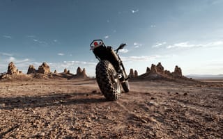 Картинка мотоцикл, байк, транспорт, пустыня, приключение, ИИ, маскулинность, 2k, горизонт, 16:9, песок, путешествие, облака, эндуро, Калифорния, внедорожный, каменистый пейзаж, 4k, дикая природа, нейросеть, сухая земля, голубое небо, протектор, останцы