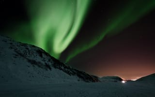 Картинка небо, ночь, аврора, бореалис, Норвегия, северное сияние, вихрь, зелёный, атмосфера, явление, огни, аврора бореалис