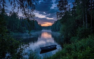 Картинка пейзаж, природа, зеркальная вода, тишина, вдохновение, предрассветный час, густой лес, живописный вид, облака, дикая природа, рассвет, рабочий стол, путешествие, арт, сумерки, 16:9, лодка, раннее утро, фоновое, синие тона, туман, берег, покой