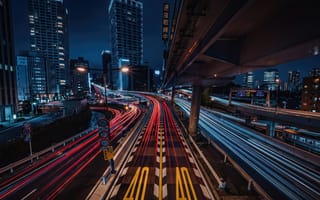 Картинка Токио, Япония, Tech, неон, мегаполис, 16:9, ИИ, фары, огни города, футуризм, эстакада, 2k, автомагистраль, развязка, нейросеть, урбанизм, мост, архитектура, киберпанк, разметка, движение, скорость, асфальт, световые треки, дорожные знаки, HD