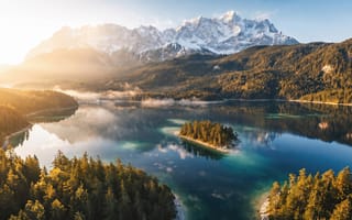 Картинка Германия, Альпы, Айбзее, лучи солнца, ели, рабочий стол, прозрачная вода, 4k, туризм, отражение, 2k, путешествие, нейросеть, островки, горы, 16:9, зеркальная гладь, заснеженные пики, рассвет, HD, лес, панорама, пейзаж, скалы, туман, ИИ, Eibsee, реализм