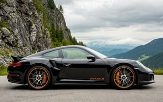 Картинка Porsche, спорткар, автомобиль премиум-класса, трасса, 1920х1080, облака, 911 Turbo S, горный пейзаж, дорожный просвет, извилистая дорога, автоспорт, скорость, инженерные технологии, горные вершины, задний спойлер, 4k, драйв, скалы, стиль, рабочий стол, чёрный автомобиль, природа, оранжевые диски, элегантность, 16:9, динамичный дизайн, ландшафт, мощь, 2k, суперкар, адреналин, ИИ, купе, немецкий автопром, автотуризм, нейросеть, роскошь, HD