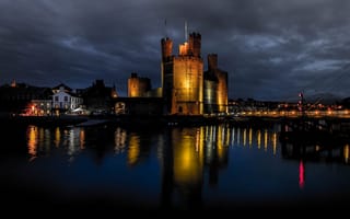 Картинка Замок Карнарвон, огни, иллюминация, расположенный в городе Карнарвон, ночь, Великобритания, Уэльс, округ Гуинет, средневековый замок, Caernarfon Castle