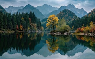Картинка пейзаж, природа, сосны, покой, скалы, путешествия, деревьев, заставка, 2k, ели, HD, симметрия, отражение, туман, 16:9, хмурое небо, золотая осень, лес, осень, желтое дерево, вода, умиротворение, ИИ, озеро, нейросеть, рабочий стол, зеркальная гладь, горы