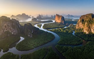 Картинка Таиланд, Азия, скалы, карстовые-горы, русло, утро, заставка, ИИ, река, мангровые-леса, рассвет, рендеринг, острова, нейросеть, панорама, 2k, 16:9, 4k, джунгли, рабочий-стол, Пхангнга, зелень, пейзаж, лучи, цифровой-арт, залив, утесы, аэросъемка, дымка