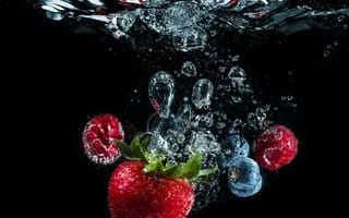 Картинка жидкость, вода, ягоды, пузыри