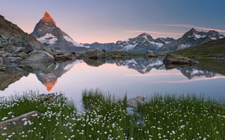 Картинка Восход солнца на озере Риффельзее, Швейцария, озеро, пейзаж, скалы, горы