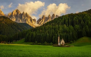 Картинка Южный Тироль, пейзаж, деревья, Италия, горы, поля, лес, часовня