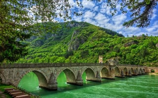 Картинка Дрина, пейзаж, течение, мост, горы, Босния, река, деревья, Сербия