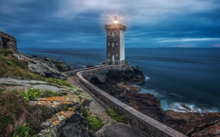 Картинка Kermorvan lighthouse, море, пейзаж, маяк, закат, сумерки, France
