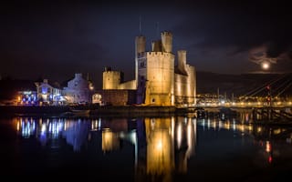 Картинка Замок Карнарвон, Уэльс, Caernarfon Castle, расположенный в городе Карнарвон, средневековый замок, ночь, иллюминация, Великобритания, округ Гуинет, огни