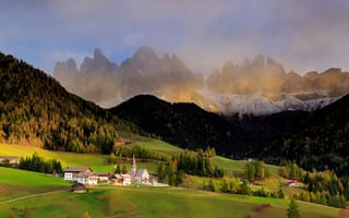 Картинка Santa Maddalena, поля, холмы, Dolemites, Италия, горы, деревья, пейзаж, дома
