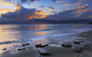 Обои закат, небо, облака, море, природа, пейзаж, камни, волны, берег, пляж