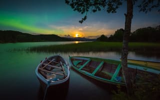 Картинка Сагельвватне, водоём, лодки, Тромсе, ночь, пейзаж, деревья, Норвегия, сияние