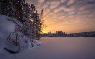 Картинка озеро, сугробы, снег, лед, пейзаж, закат, деревья, Финляндия