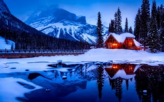 Картинка Emerald Lake, Национальный парк Йохо, Изумрудное озеро, Канада, домик, сумерки, зима, Yoho National Park, озеро, Canada, горы