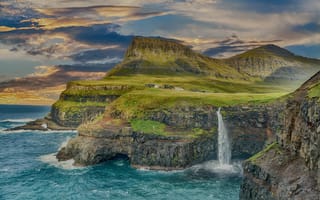 Картинка море, горы, домики, водопад, скалы, пейзаж, океан, Исландия, волны