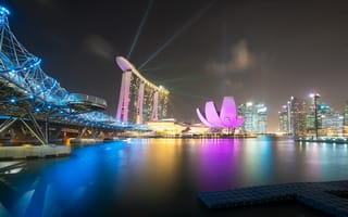 Картинка Сингапур, ночь, мост, огни, город, дома, лазерное шоу, иллюминация