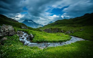 Картинка В Бернских Альпах, небо, Швейцария, холмы, камни, речка, горы, природа, трава, пейзаж