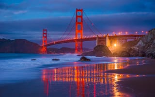 Картинка Мост Золотые Ворота, Golden Gate Bridge, Сан-Франциско, сумерки, иллюминация, берег, пейзаж, свечение, море