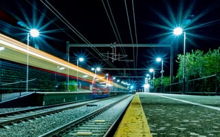 Картинка станция, железная дорога, иллюминация, электропоезд, Ночной Пейзаж, ночь, фонари, перрон