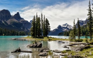 Картинка Maligne Lake, Национальный парк Джаспер, Канада горы, пейзаж, Озеро Малинье, Jasper National Park, Альберта, небо, Остров Духа, Spirit Island