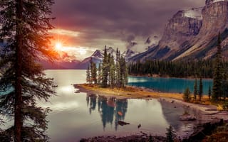 Картинка Maligne Lake, Spirit Island, Озеро Малинье, закат, пейзаж, Канада горы, Остров Духа, Jasper National Park, Альберта, Национальный парк Джаспер, небо