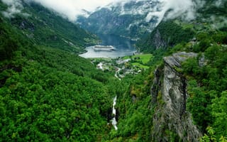 Обои Гейрангер-фьорд, деревья, пейзаж, дома, скалы, горы, река, Норвегия