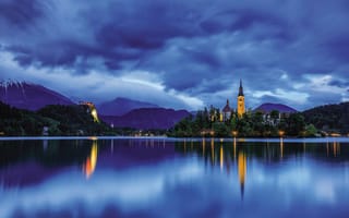 Картинка Озеро Блед, остров, облака, горы, замок, Словения сумерки, пейзаж, небо, отражение