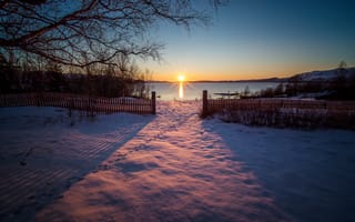 Картинка закат солнца, зима, пейзаж, снег, следы, забор, деревья, поле, озеро