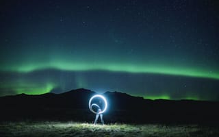 Картинка неон, рука, ночь, свет, канон, зеленое небо, boreali Аврора, женщина, девочка, другие, длинная выдержка, Исландия