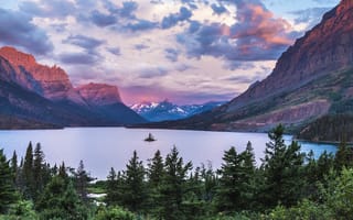Картинка Остров Гусей в центре озера Св Марии и высоких горных вершин в Национальном парке Ледник, озеро, Glacier National Park