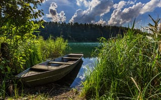 Картинка озеро, пейзаж, берег, лес, тростник, облака, лодка, природа