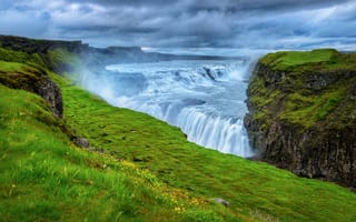 Картинка Gullfoss Waterfall, Iceland, берег, пейзаж, небо, природа, трава, водопад, облака, море, скалы, океан