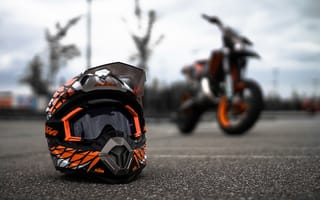Картинка Мотоциклетный шлем на асфальте