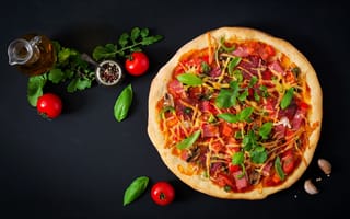 Обои Красная пицца на темном фоне
