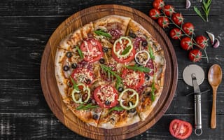 Картинка Пицца с колбасой и овощами