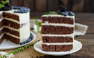 Картинка Многослойный торт с черникой и ежевикой