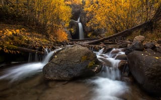 Картинка Осенний водопад и валуны