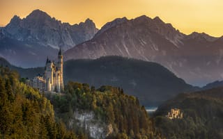 Картинка Лебединый замок в горах