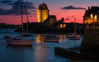 Картинка закат, Сен-Серван, Бретань, подсветка, лодки, река, Солидор, Франция, вечер, башня, город