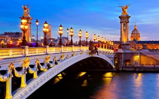 Картинка город, освещение, Париж, река, колонны, Франция, Сена, вечер, фонари, мост Александра III, дома