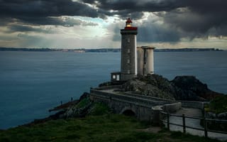 Картинка дорога, море, маяк, Phare du Petit Minou, скала, тучи, берег, Франция, Бретань, камни, пейзаж