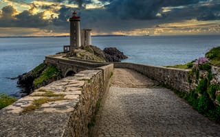 Картинка дорога, море, пейзаж, Франция, тучи, Phare du Petit Minou, берег, Бретань, маяк, камни, скала, мост