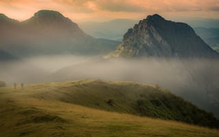 Картинка лето, горы, скалы, холмы, утро, склон, туман, человек