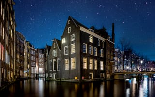 Картинка небо, ночь, канал, город, освещение, Амстердам, звёзды, дома