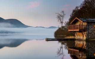 Картинка пейзаж, горы, природа, Озёрный край, Англия, отражение, мосток, Lake District, домик, озеро, утро