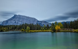 Картинка осень, лес, вершины, небо, берег, горы, вид, скалы